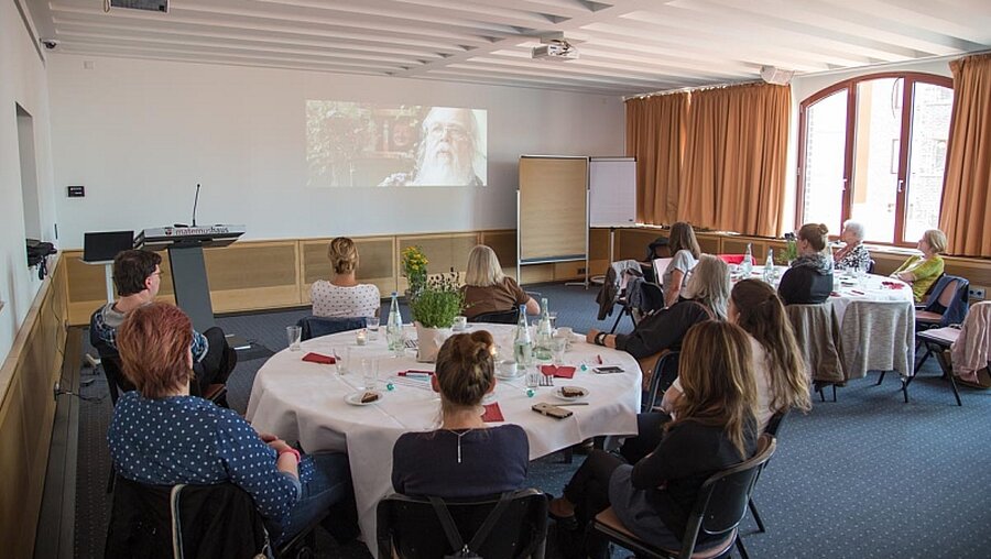 Die Teilnehmer gucken vor den Workshops einen kurzen Film über das Leben des Ehepaars Wertens. / © Matthias Chrobok (Erzbistum Köln)