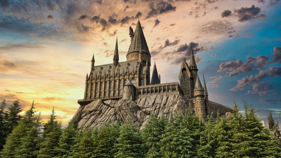 Die Zaubererschule "Hogwarts", in der große Teile der Harry Potter-Reihe spielen / © DRN Studio (shutterstock)