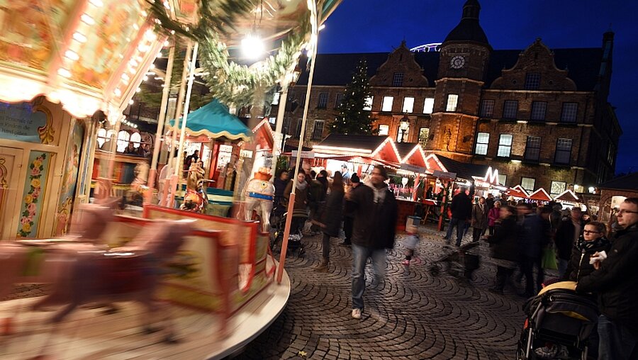 Weihnachtsmarkt - Schausteller haben viel zu tun. / © Henning Kaiser (dpa)