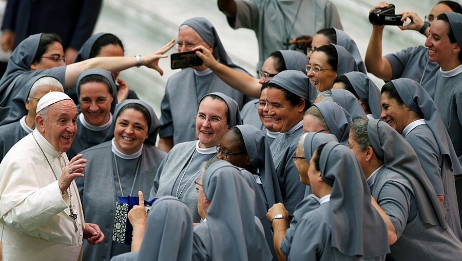 Papst Franziskus mit lachenden Nonnen / © Yara Nardi (Reuters)