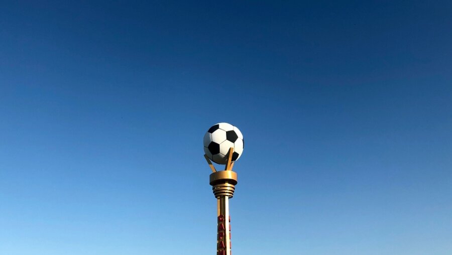 Religiöse Riten im Fußball / © Eugene Hoshiko (dpa)