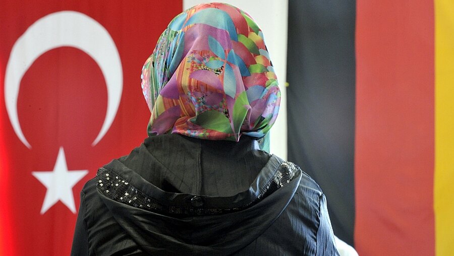 Eine Frau in einer Ditib-Moschee / © Boris Roessler (dpa)