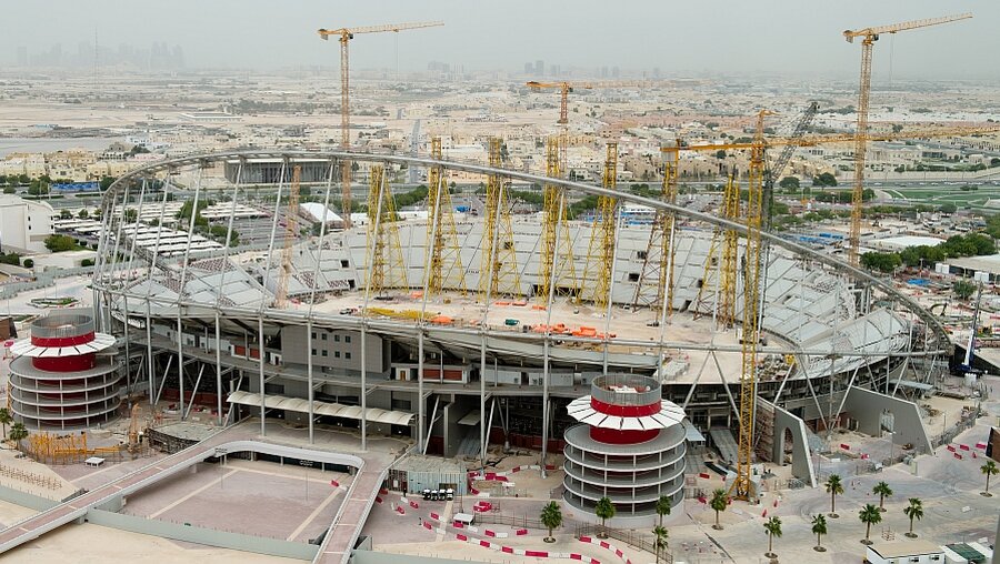 Das Khalifa International Stadion in Doha (dpa)