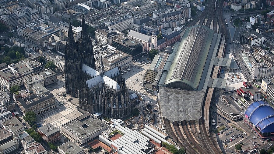 Kölner Dom und Hauptbahnhof / © Oliver Berg (dpa)