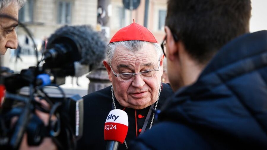 Kardinal Dominik Duka mit Journalisten / © Paul Haring/CNS photo (KNA)