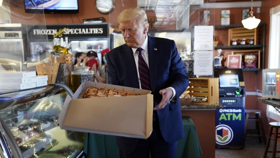 Donald Trump kauft während seiner Wahlkampftour eine Pizza / © Evan Vucci (dpa)