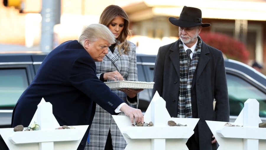 Donald Trump (l), Präsident der USA, und First Lady Melania Trump legen Steine vom Weißen Haus auf eine Gedenkstätte / © Andrew Harnik (dpa)