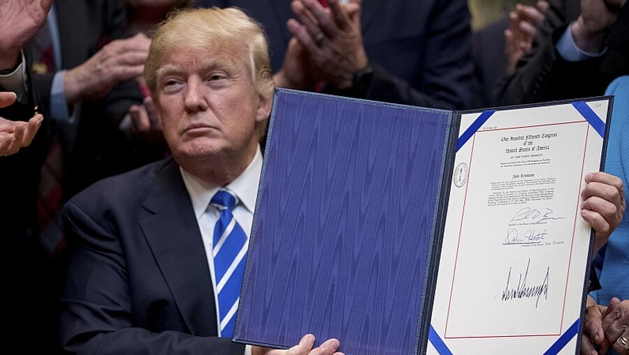 Donald Trump kippt die bisherige Klimapolitik der USA / © Andrew Harnik (dpa)