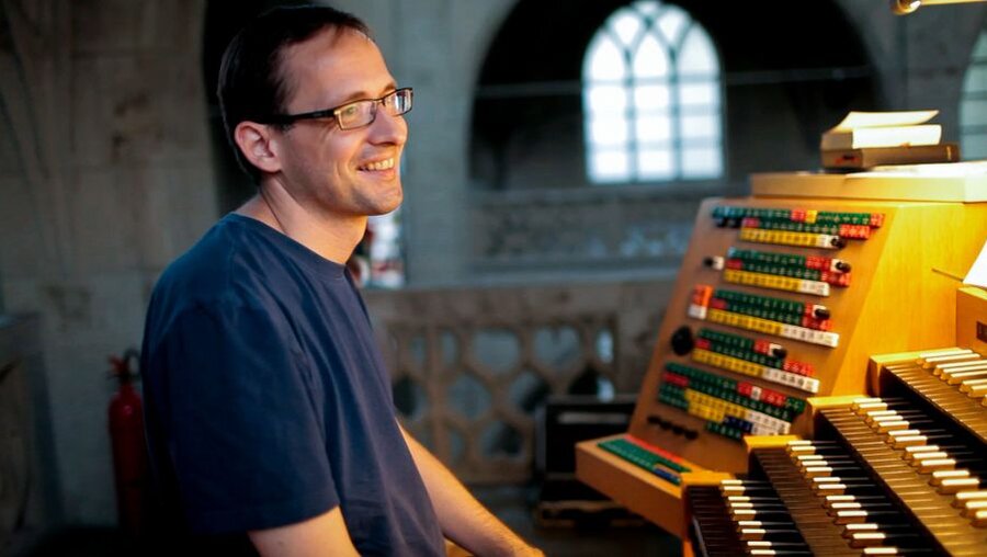 Dominik Susteck an der Orgel von St. Peter / © Michael Muck Kremtz und Boris Heinrich