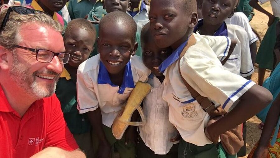 Douglas Graf von Saurma-Jeltsch besucht Kinder in einer Schule im Südsudan  (privat)