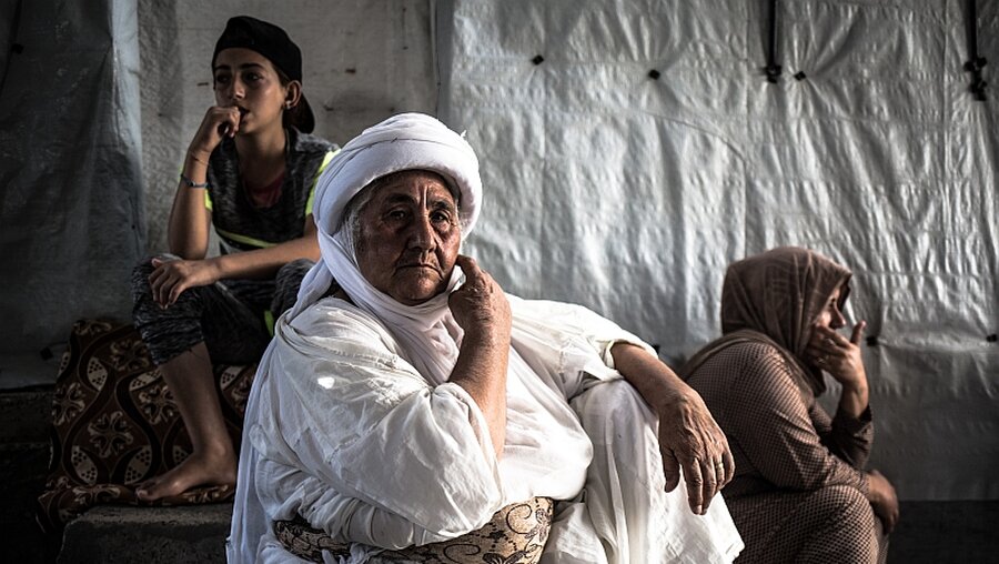 Drei Generationen jesidischer Frauen / © Tom Peyre-Costa (dpa)