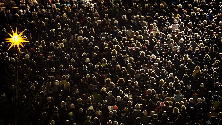 Dresden: Tausende Besucher verfolgen die traditionelle Christvesper vor der Frauenkirche / © Oliver Killig (dpa)