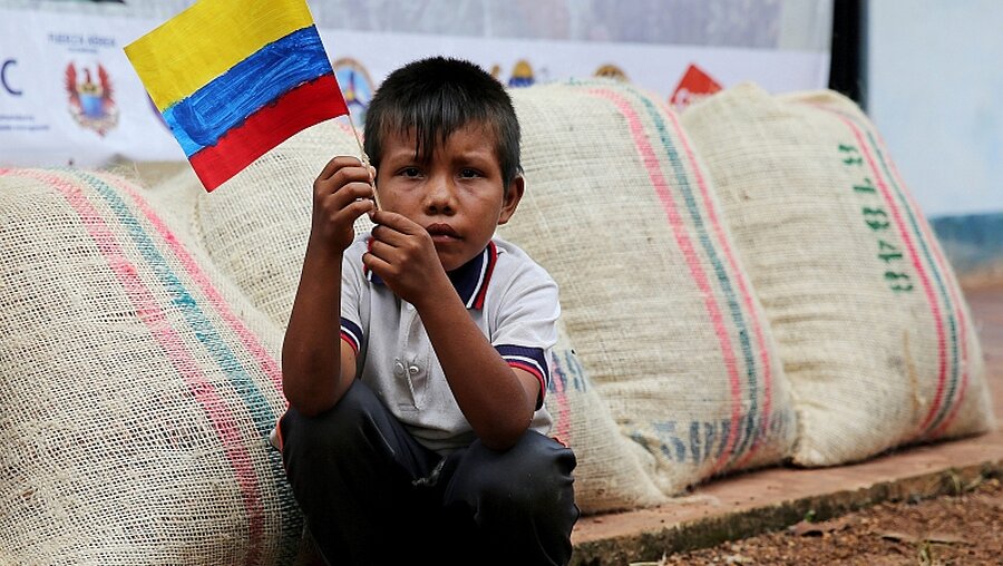 Junge mit kolumbianischer Flagge / © Leonardo Munoz (dpa)