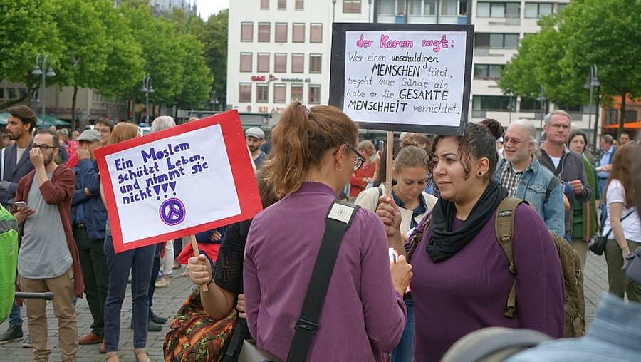 Auf Transparenten stellen Demo-Teilnehmer ihr Glaubensgrundsätze dar / © Matthias Milleker (DR)