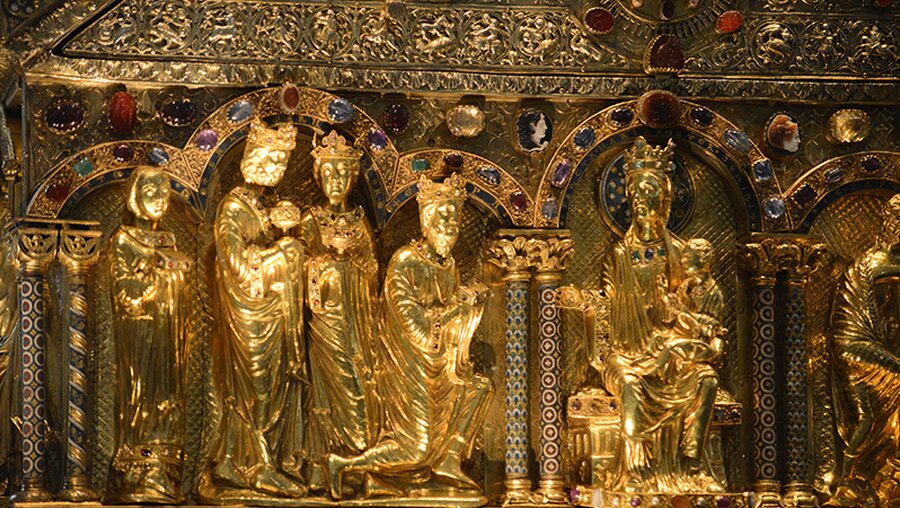 Die Anbetungsszene mit den Heiligen Drei Königen auf der Stirnseite des Schreins. / © Beatrice Tomasetti (DR)