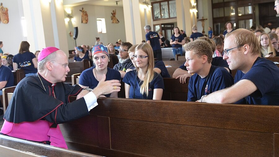 Militärbischof Overbeck mit Jugendlichen / © Thomas Rünker (Bistum Essen)
