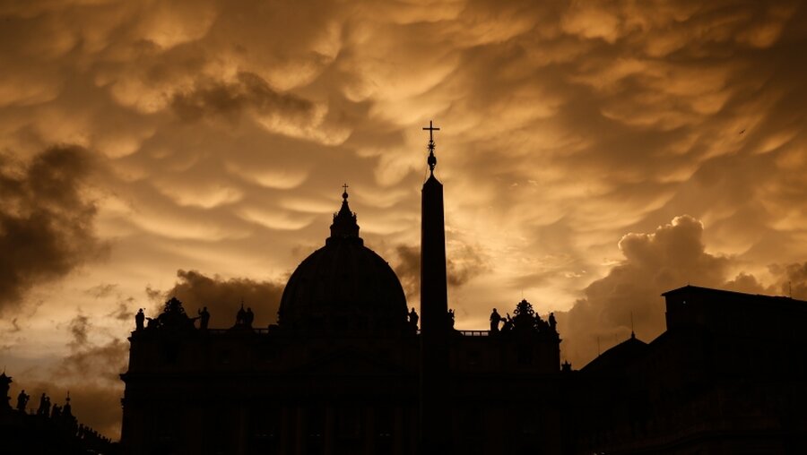 Dunkle Wolken über dem Vatikan / © Paul Haring (KNA)