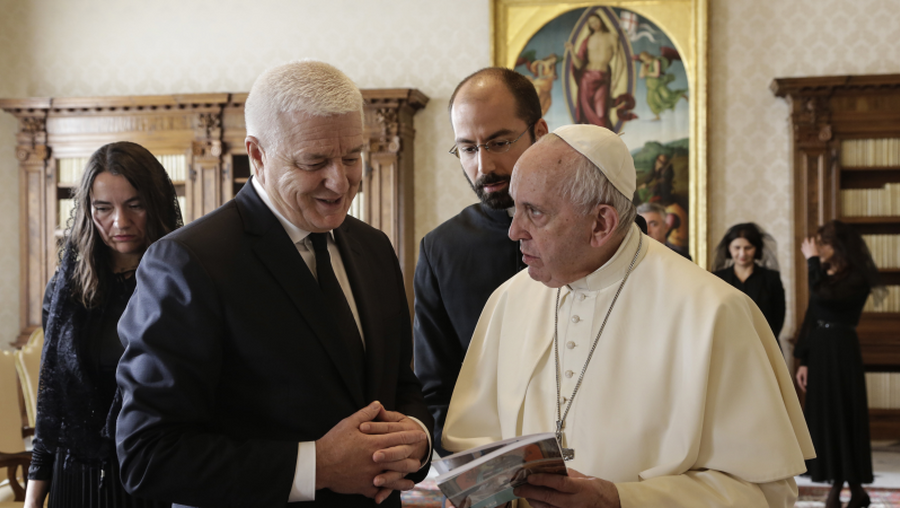 Dusko Markovic, Ministerpräsident von Montenegro, und Papst Franziskus / © Vatican Media (KNA)
