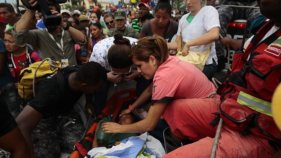 Erstversorgung in  Pedernales, Ecuador / © Jose Jacome (dpa)