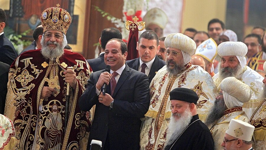 Ägyptens Präsident Abdel Fattah al-Sisi (m.) in der Messe / © Khaled Elfiqi (dpa)