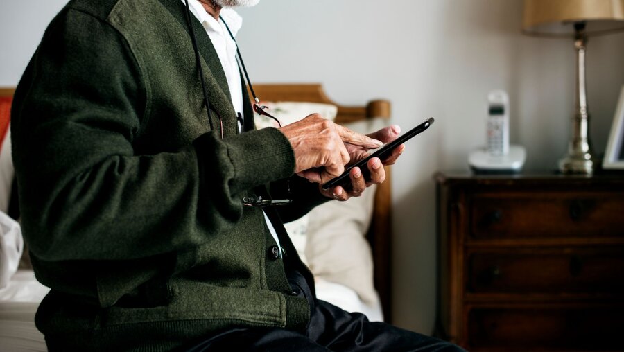 Ein älterer Mann mit einem Handy / © Rawpixel.com (shutterstock)