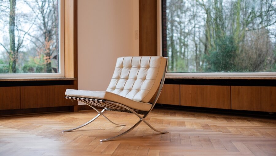 Ein "Barcelona" Sessel (Ludwig Mies van der Rohe) in einer Krefelder Bauhaus-Villa / © Jana Bauch (dpa)