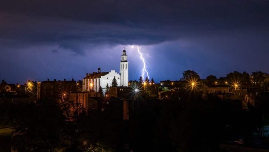 Ein Blitz schlägt in der nähe der Kirche in der polnischen Stadt Laziska Gorne ein. / © Wirestock Images (shutterstock)