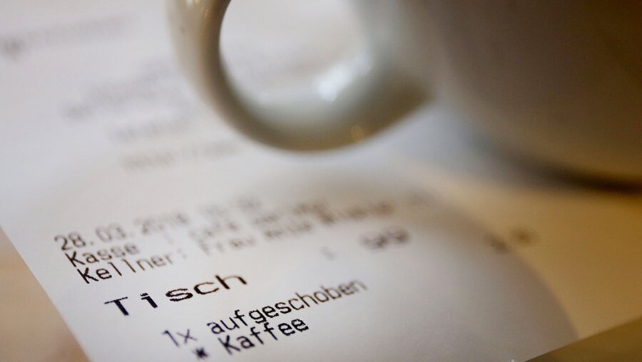 Ein Bon für einen Gratis-Kaffee / © Oliver Berg (dpa)