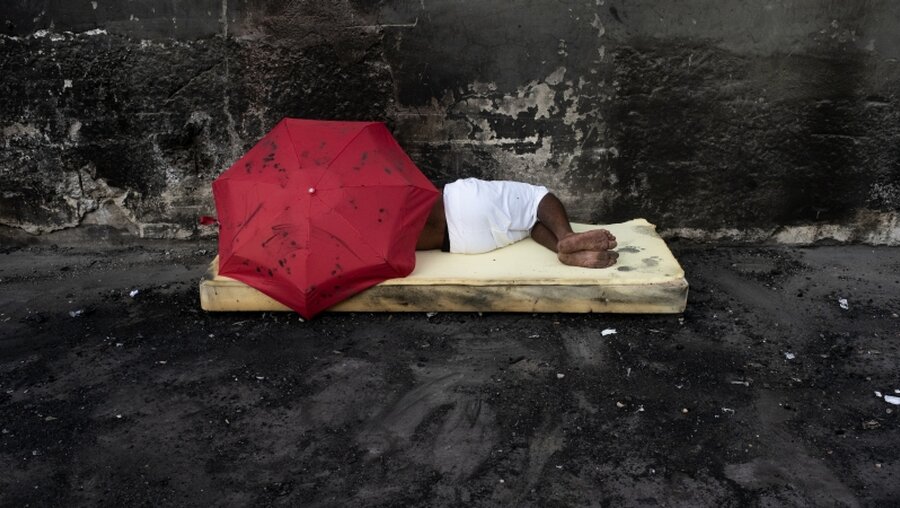 Ein Crack-Süchtiger schläft auf einer Matratze in Rios Favela  Maré. / © Fabio Teixeira (dpa)