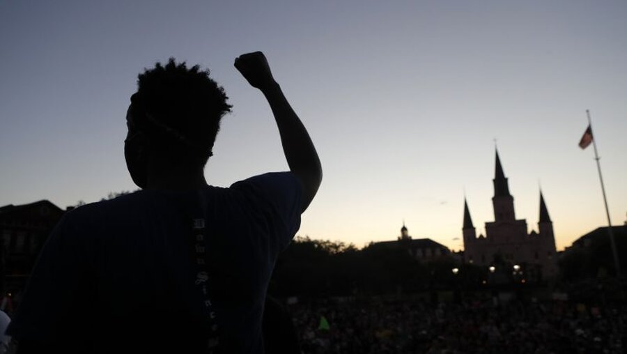 Ein Demonstrant protestiert in New Orleans gegen Rassismus und Polizeigewalt / © Gerald Herbert/AP (dpa)