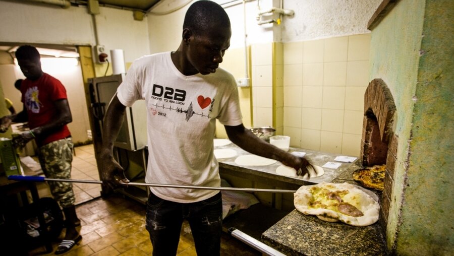 Ein Flüchtling arbeitet für die Initiative "Pizzeria dal rifugiato" / © Antonino Condorelli (KNA)