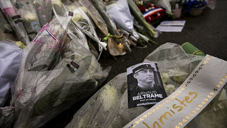 Ein Foto von Arnaud Beltrame, der bei dem Terrorangriff in Südfrankreich getötete Polizist / © Emilio Morenatti (dpa)