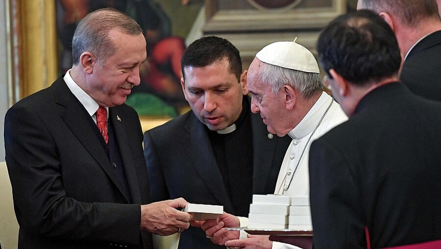Ein Friedensengel für Präsident Erdogan von Papst Franziskus / © Alessandro Di Meo (dpa)