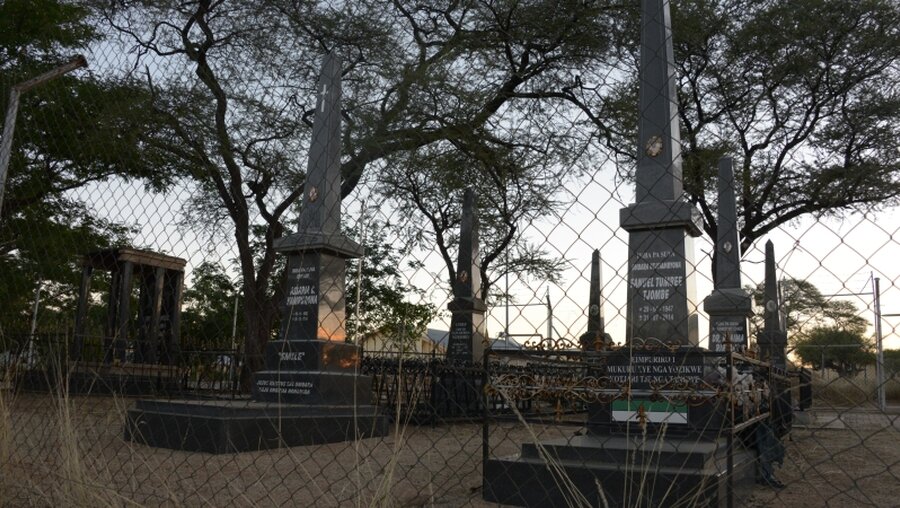 Ein Friedhof für hochrangige Führer der Volksgruppe der Herero in Okahandja (Namibia) / © Gioia Forster (dpa)