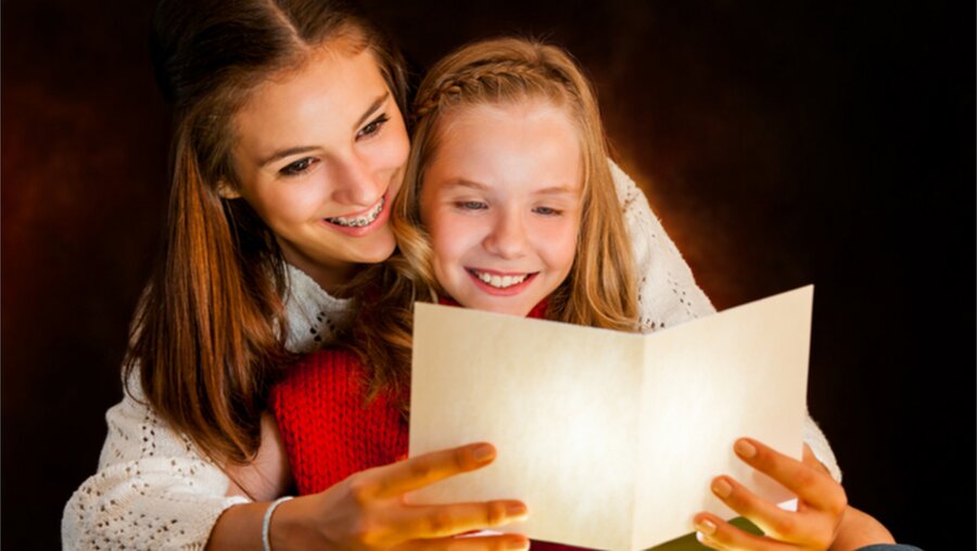 Ein Gedicht an Heiligabend ist für viele Kinder Pflicht  / © karelnoppe (shutterstock)
