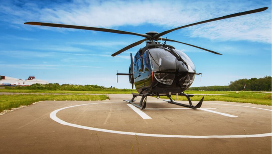 Ein Helikopter steht auf einem Hubschrauberlandeplatz / © Makushin Alexey (shutterstock)