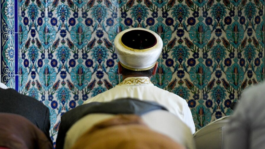 Ein Imam betet in einer Moschee / © Axel Heimken (dpa)