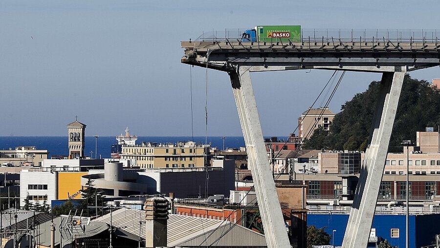 Ein Jahr nach dem verheerenden Brückeneinsturz von Genua (Archiv) / © Antonio Calanni (dpa)