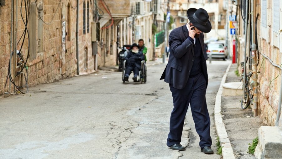 Ein Jude mit einem Handy / © Deltaoff (shutterstock)