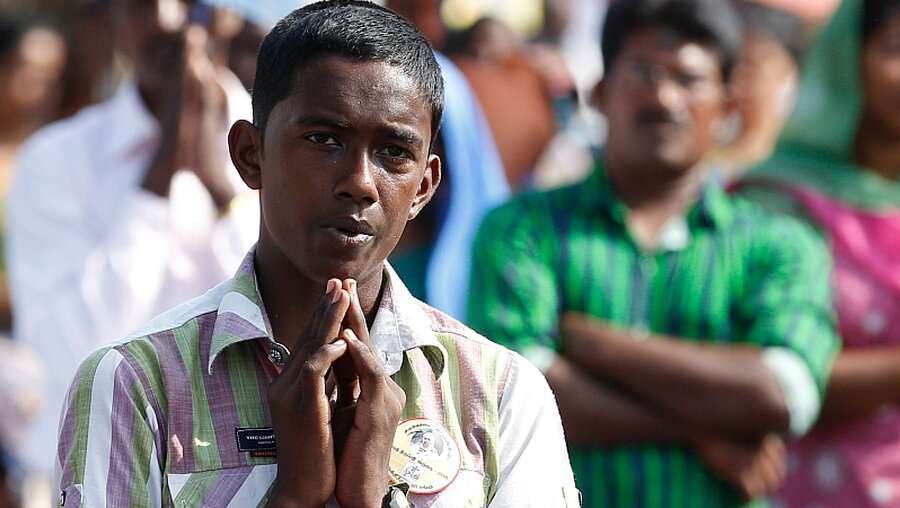 Ein junger Mann betet in Madhu (Sri Lanka) / © Paul Haring (KNA)