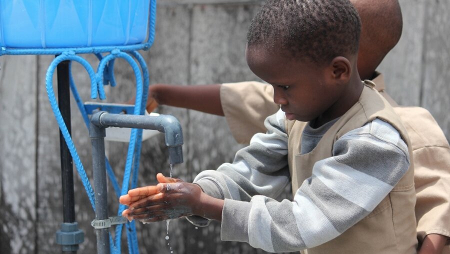 Ein Kind in Benin wäscht sich die Hände / © Seraphin Zounyekpe (dpa)
