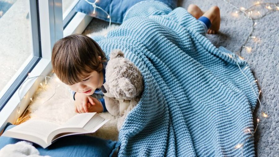 Ein Kind liest ein Buch / © Tatyana Soares (shutterstock)