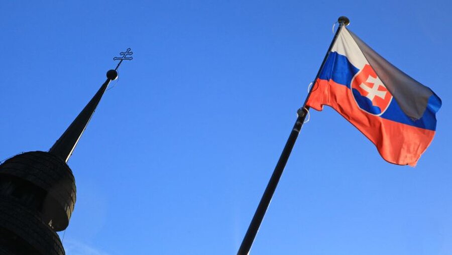 Ein Kirchturm und die Flagge der Slowakei / © Jaroslav Moravcik (shutterstock)