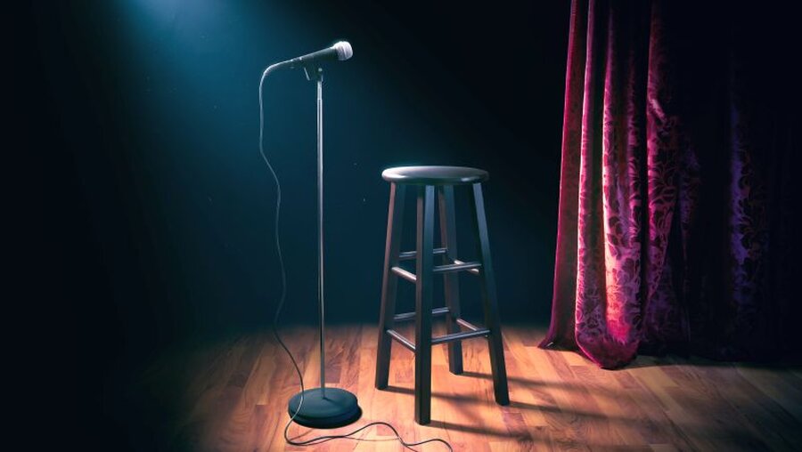 Ein leerer Hocker auf einer Bühne / © Fer Gregory (shutterstock)