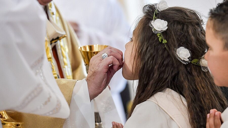 Ein Mädchen bei der Erstkommunion / © Vatican Media/Romano Siciliani (KNA)