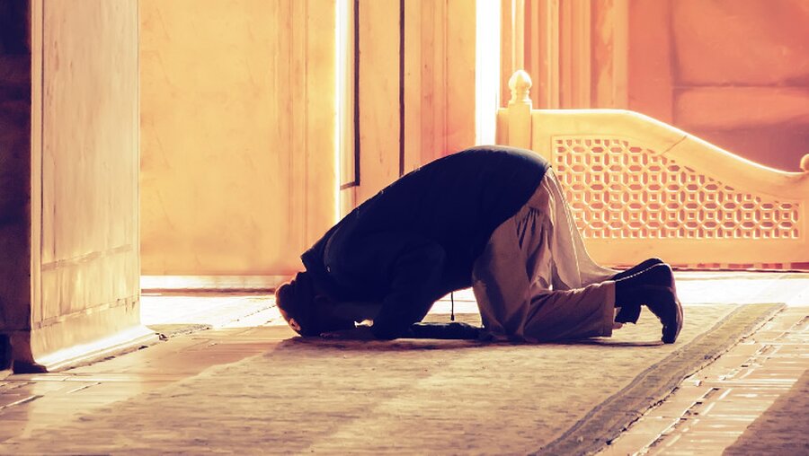Ein Mann betet in der Moschee / © diy13 (shutterstock)
