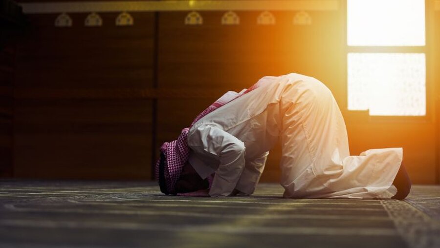 Ein Mann betet in einer Moschee / © fotoinfot (shutterstock)