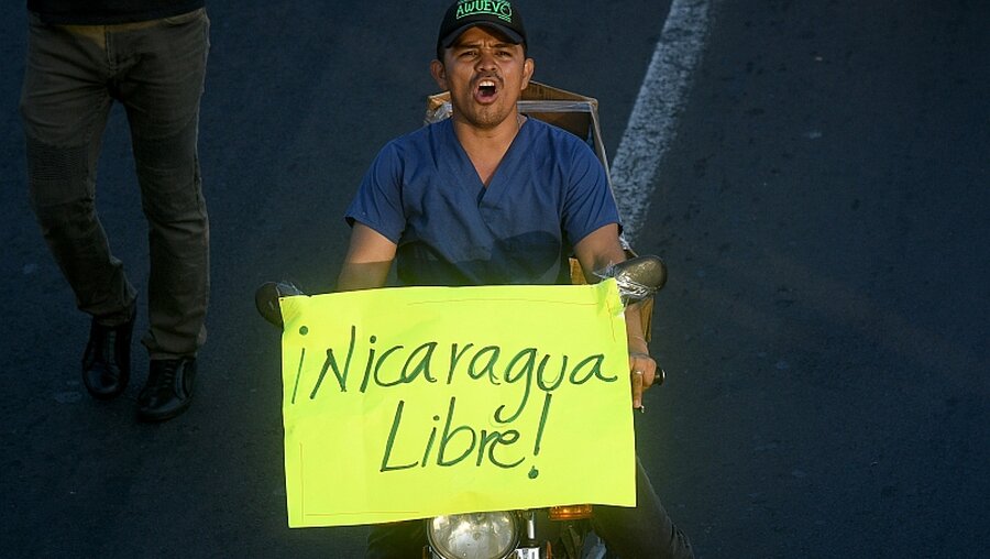 Ein Mann fordert ein "Freies Nicaragua". Seit Tagen demonstrieren in Nicaragua Menschen gegen eine Sozialreform. / © Carlos Herrera (dpa)