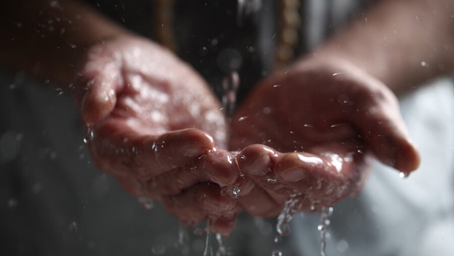 Ein Mann wäscht sich die Hände / © ElRoi (shutterstock)