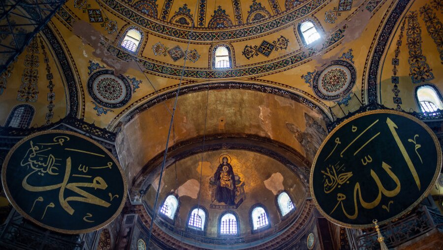 Ein Mosaik mit einer Darstellung der christlichen Muttergottes mit Jesuskind in der Hagia Sophia / © Yasin Akgul (dpa)